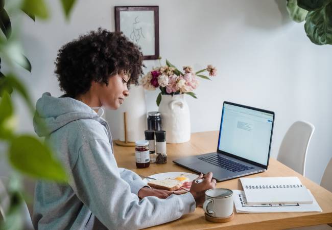 Eine Frau arbeitet am Laptop im Home Office. Sie nutzt das 3-2-2-Modell. Bild: Pexels/Mizuno KWork-Life-Blending