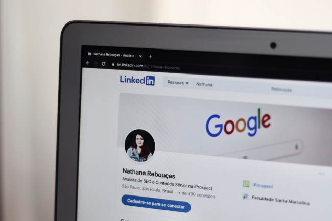 Zu sehen ist ein Laptop, auf dem LinkedIn aufgerufen ist. Es geht um Social Engineering über LinkedIn. Bild: Unsplash/Nathana Rebouças