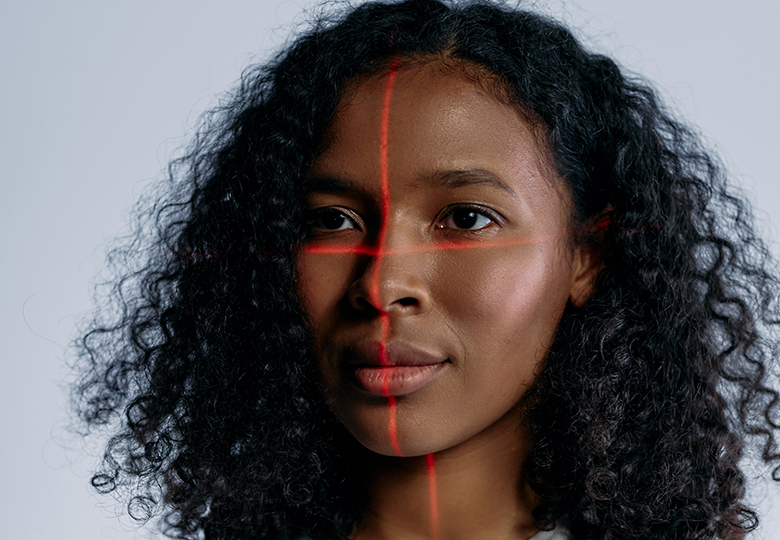 Eine Frau ist im Halbprofil zu sehen, die physischen Merkmale ihres Gesichts werden gerade für die biometrische Authentifizierung und das Identitätsmanagement erfasst. Bild: Pexels/cottonbro