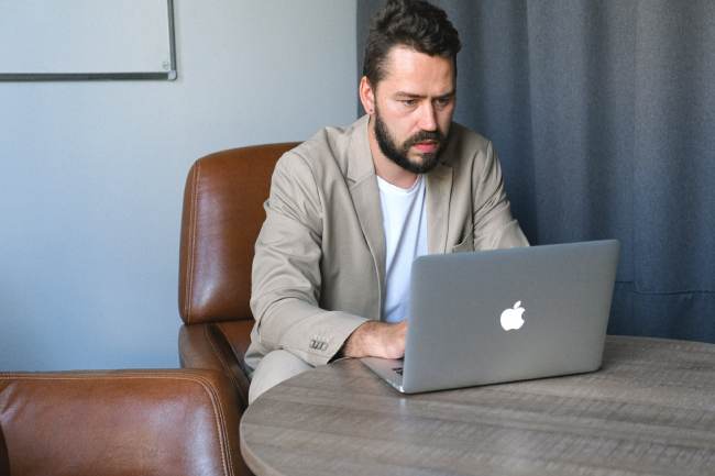 Zu sehen ist ein Mann mit besorgtem Gesichtsausdruck am Laptop. Vielleicht zählt das Unternehmen zu den Opfern der Cyberangriffe 2023. Bild: Bild: Pexels/Anna Shvets
