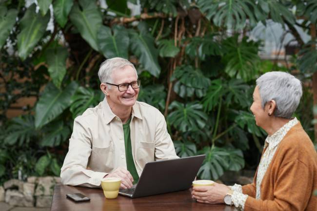 Zu sehen ist ein glückliches älteres Paar mit Laptop; es ist der Digitalisierung gegenüber aufgeschlossen; es geht um den D21-Digital-Index 2023/2024. Bild: Pexels/Marcus Aurelius
