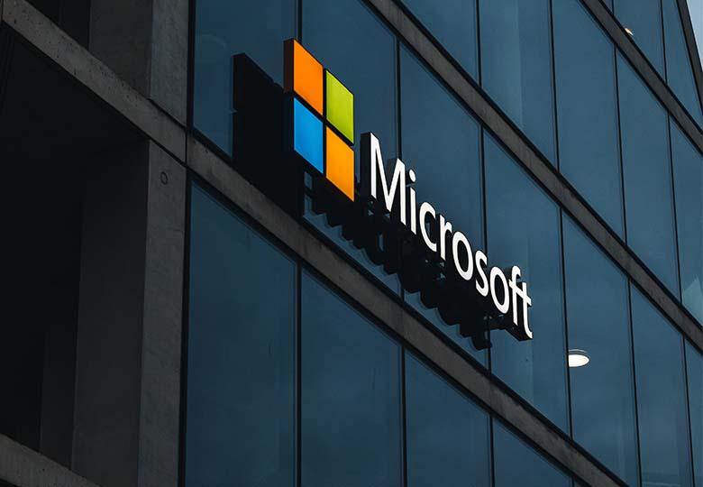 Zu sehen ist ein Gebäude mit dem Schriftzug Microsoft. Microsoft kämpft mit Exchange-Sicherheitslücken. Bild: Pexels/Sal De Lellis Office 2013 Support-Ende