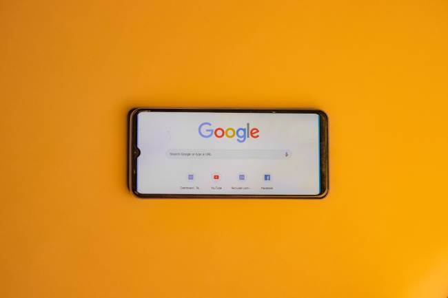 Zu sehen ist ein Handy, auf dem Google aufgerufen ist; Google Bard soll schon bald integriert sein. Bild: Pexels/Shantanu Kumar