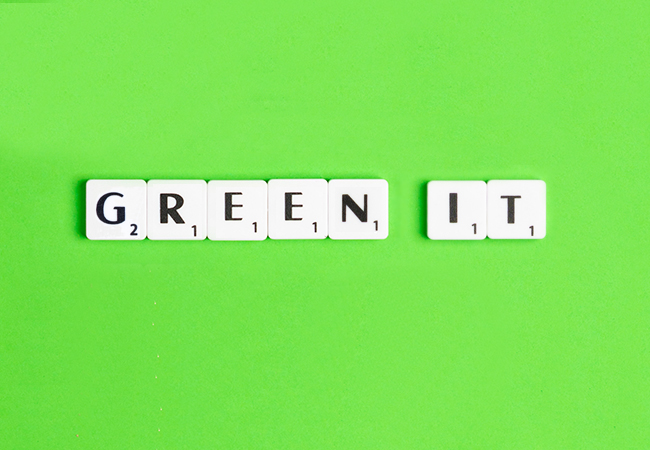 Zu sehen ist der Begriff Green IT aus Scrabble-Buchstaben vor neongrünem Hintergrund. Bild: Unsplash/Edward Howell/Montage IT-SERVICE.NETWORK