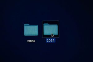 Zu sehen sind zwei Dateiordner, für 2023 und für 2024. Es geht um IT-Trends 2024. Bild: Unsplash/Kajetan Sumila