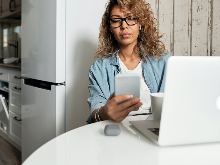 Eine Frau arbeitet im Home Office an Laptop und Smartphone; mit One Outlook wird die E-Mail-Nutzung künftig einfacher. Bild: Pexels/Matilda Wormwood