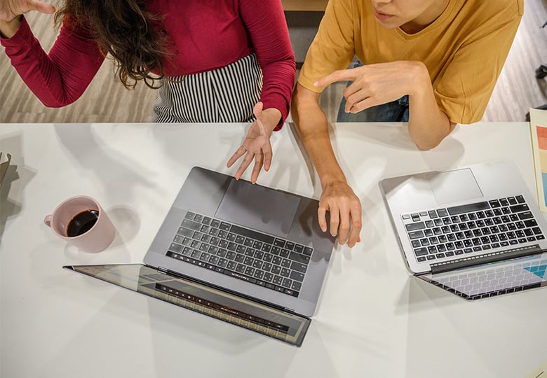 Aus der Vogelperspektive sind zwei Frauen zu sehen, die gemeinsam an ihren Laptops arbeiten. Das Unternehmen sortiert die Laptops irgendwann aus und sie werden zu refurbished IT, gebrauchte Hardware. Bild: Pexels/Ketut Subiyanto