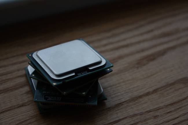 Zu sehen ist ein Stapel von AMD-Prozessoren, die von der Schwachstelle Inception betroffen sein könnten. Bild: Pexels/Shawn Stutzman