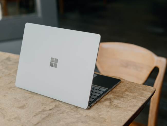 Zu sehen ist ein Surface-Laptop auf einem Schreibtisch, auf dem Windows 12 genutzt werden könnte. Bild: Unsplash/Surface