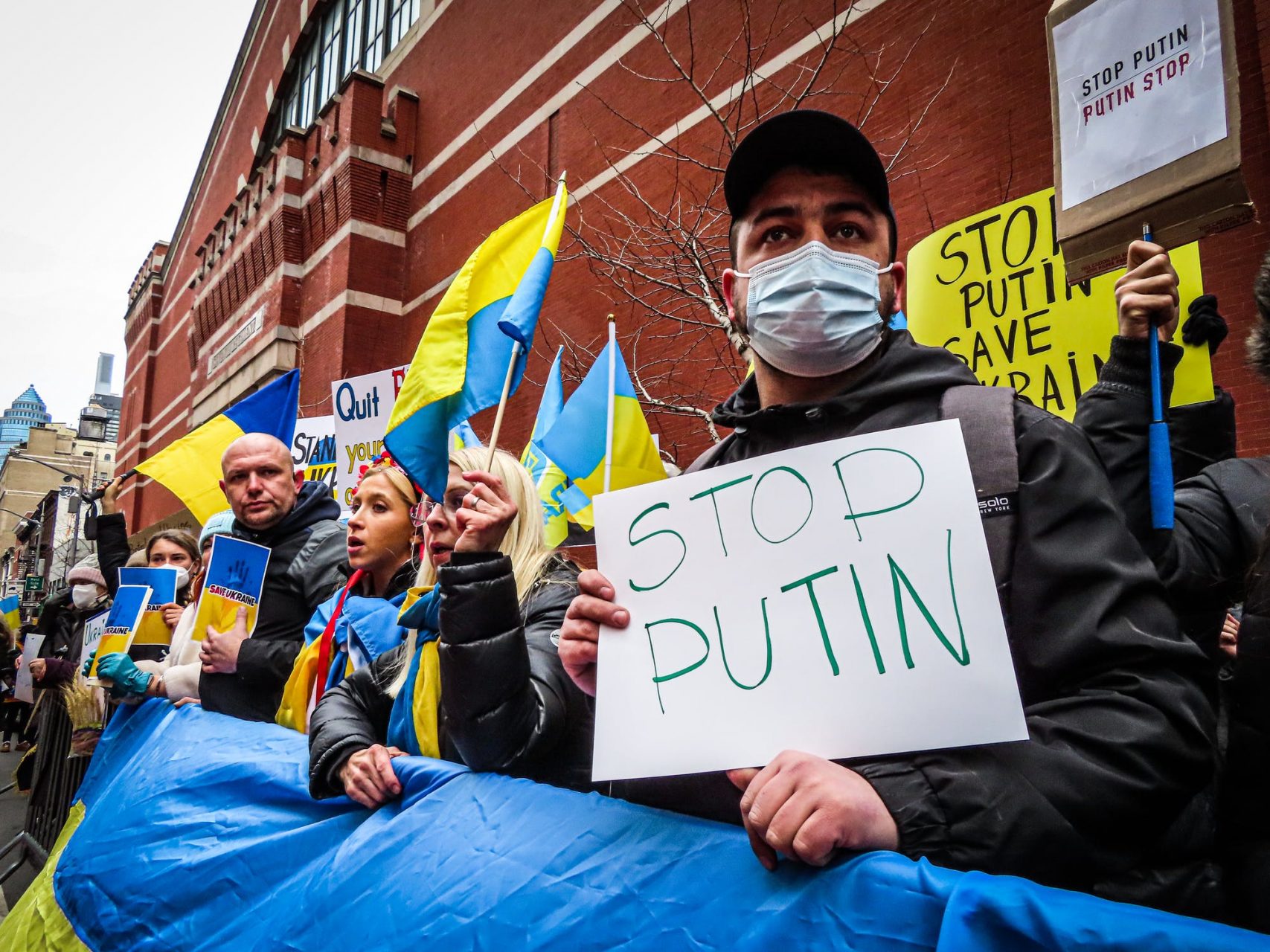 Krieg gegen die Ukraine: Widerstand gegen Russland formiert sich auf den Straßen und auch im Netz. Es droht ein Cyberkrieg. Bild: Pexels/ Katie Godowski