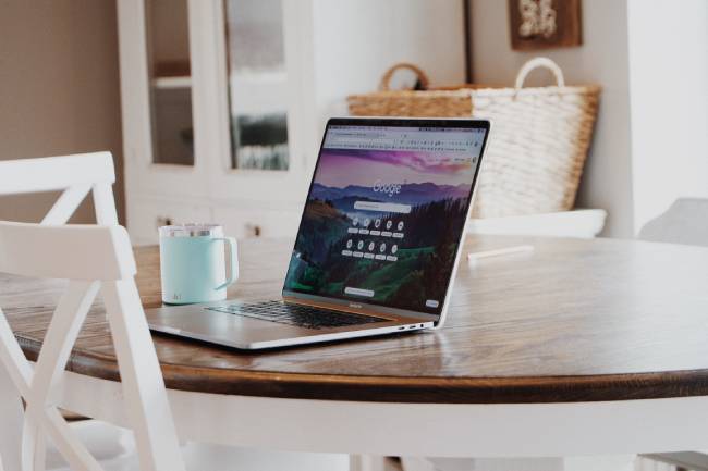 Ein Laptop steht auf einem Küchentisch, darauf ist Google aufgerufen. Google Bard nutzt generative KI. Bild: Pexels/Jessica Lewis