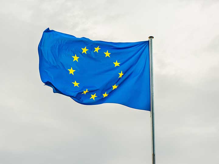 zu sehen ist eine Flagge der europäischen Union im Wind. Thema ist die beschlossene eIDAS Verordnung und die EUiD. Bild: Pexels/Dušan Cvetanović scammerIdentitätsmanagement