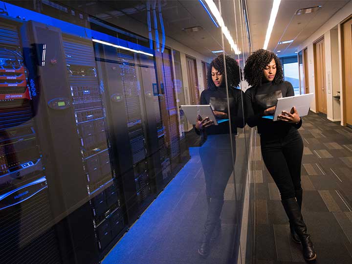 zu sehen ist eine Frau mit Laptop in einem Serverraum. Das Thema ist eine Schwachstellenanalyse zur Optimierung der IT-Sicherheit. Bild: Pexels/Christina Morillo Netzwerkresilienz