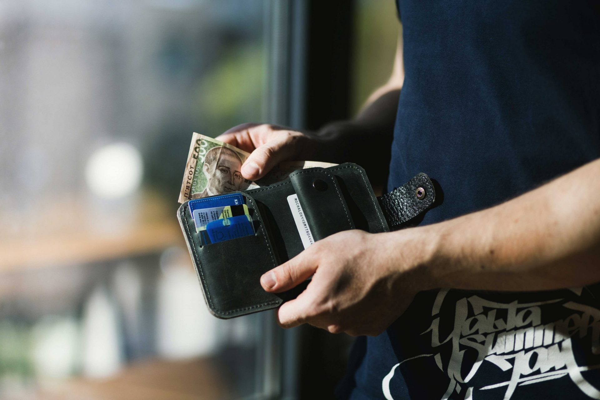 zu sehen ist eine Person, die eine geöffnete Brieftasche in den Händen hält. Thema ist die neue eIDAS Verordnung und das künftige E-Wallet. Bild: Pexels/EVG Kowalievska