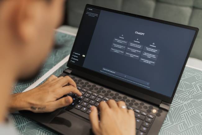 Ein Mann nutzt auf einem Laptop ChatGPT - für KI-Angriffe? Bild: Pexels/Matheus Bertelli